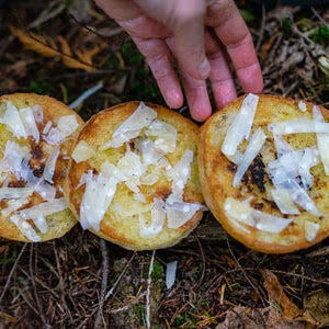 easy backpacking meals - garlic bread